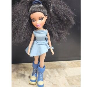 Bratz Doll Blue Sparkle Dress‎ Winter Boots MGA 2001 Toy Collectible